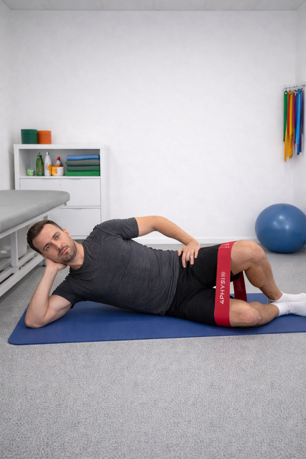 übung für Hüfte Stabilität mit Fitnessband