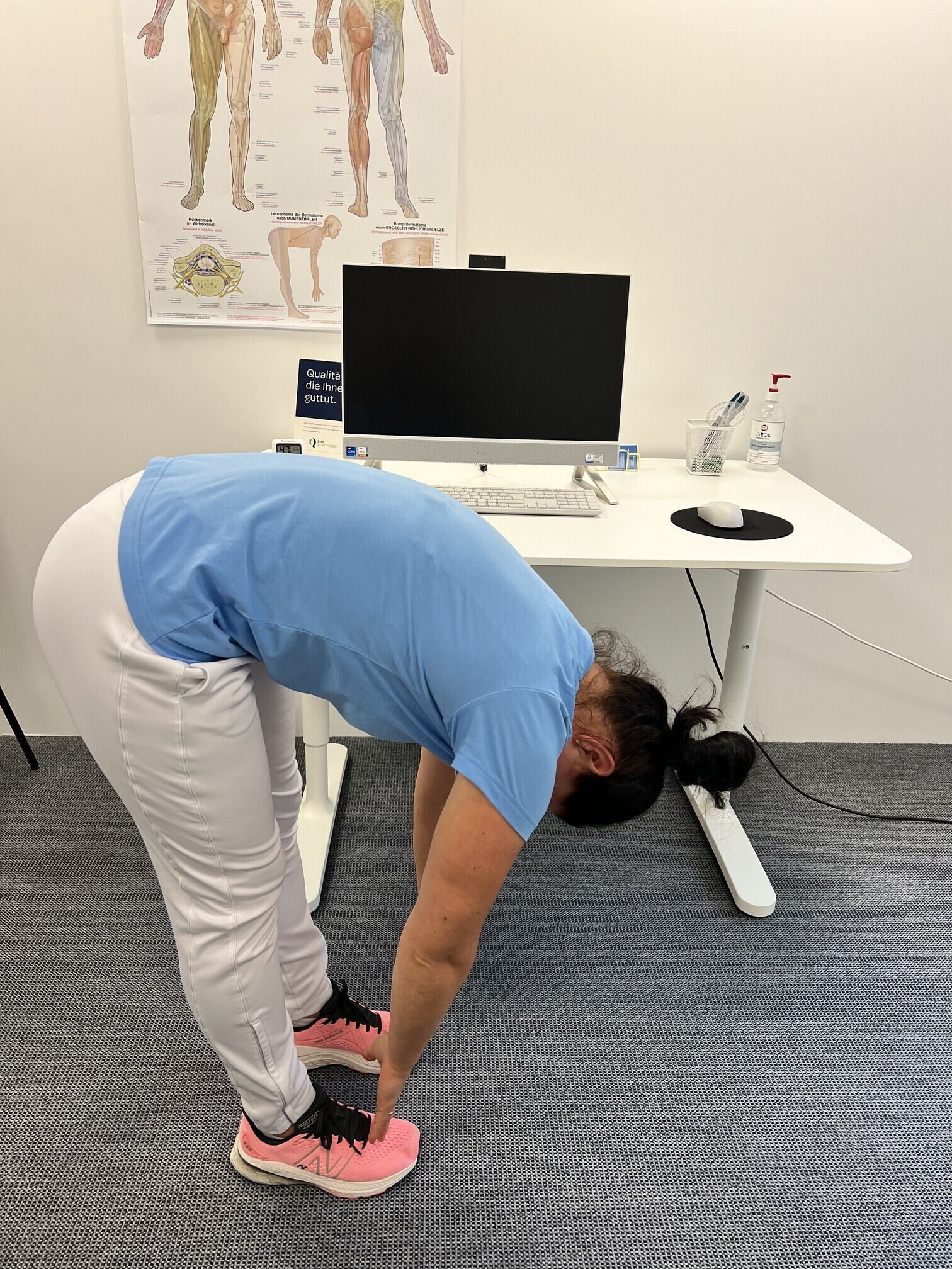 Physiotheraputin zeigt die Übungen für Nackenschmerzen