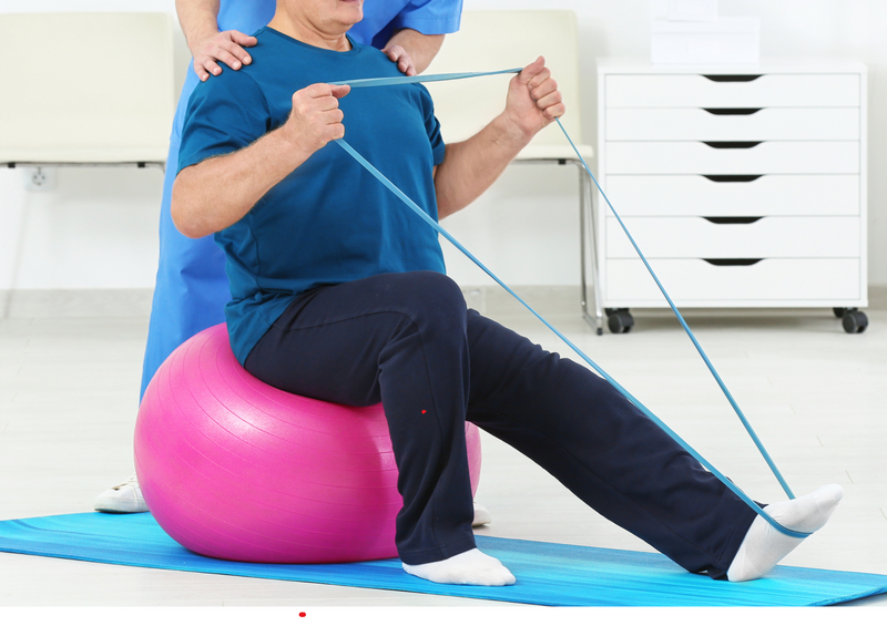 Rückentraining mit Fitnessband und Gymnastikball