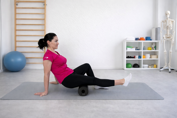 Oberschenkel hinten rollen mit Faszienrolle